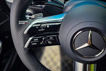 دکمه‌های کنترلی روی فرمان بنز C200L